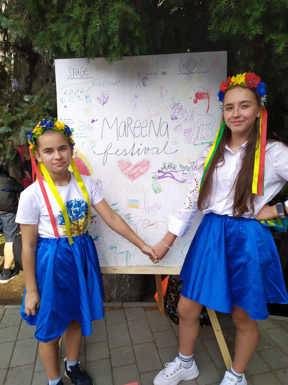 Дівчата Української школи в Братиславі на фестивалі
